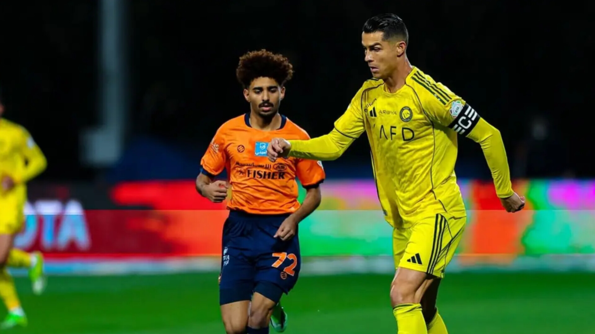 Cristiano Ronaldo bereaksi usai gagal mengeksekusi penalti dalam laga Al Feiha vs Al Nassr di Al Majma'a Sport City Stadium, Minggu (1/3/2026).