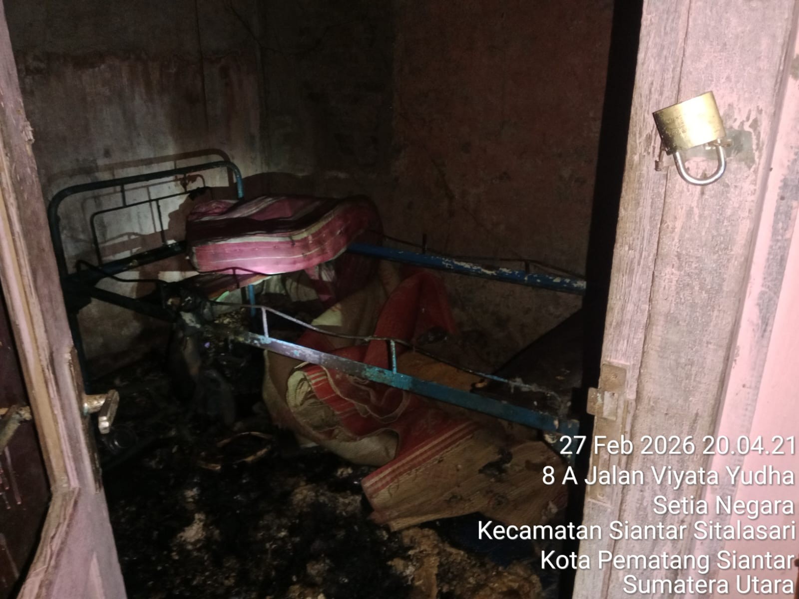 Kasur kapuk di dalam kamar rumah warga Jalan Viyata Yudha, Bah Kapul, terbakar dan mengeluarkan asap tebal sebelum berhasil dipadamkan warga.