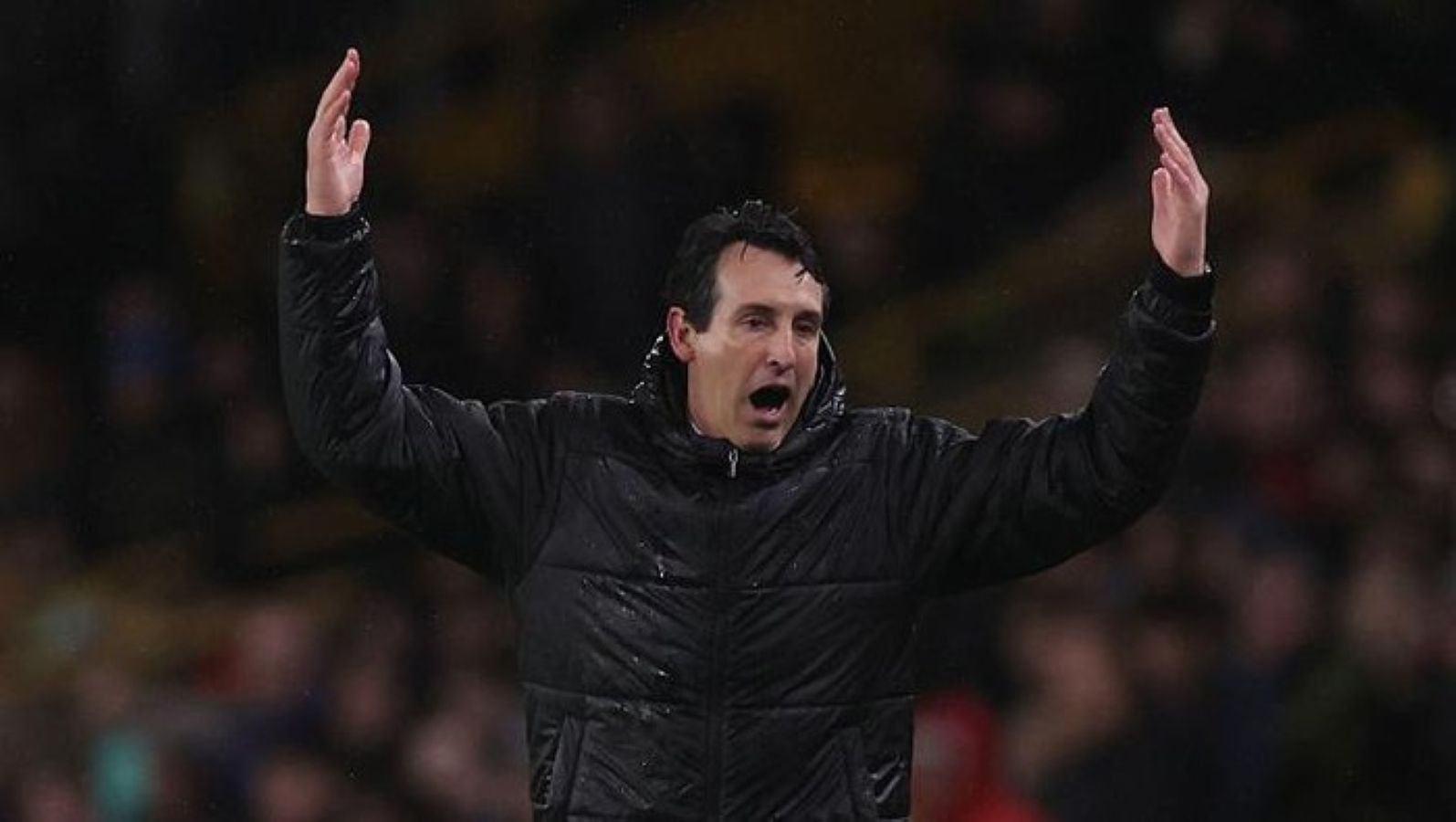 Unai Emery memberikan instruksi kepada pemain Aston Villa saat menghadapi Wolverhampton Wanderers di Premier League 2025/2026. 
