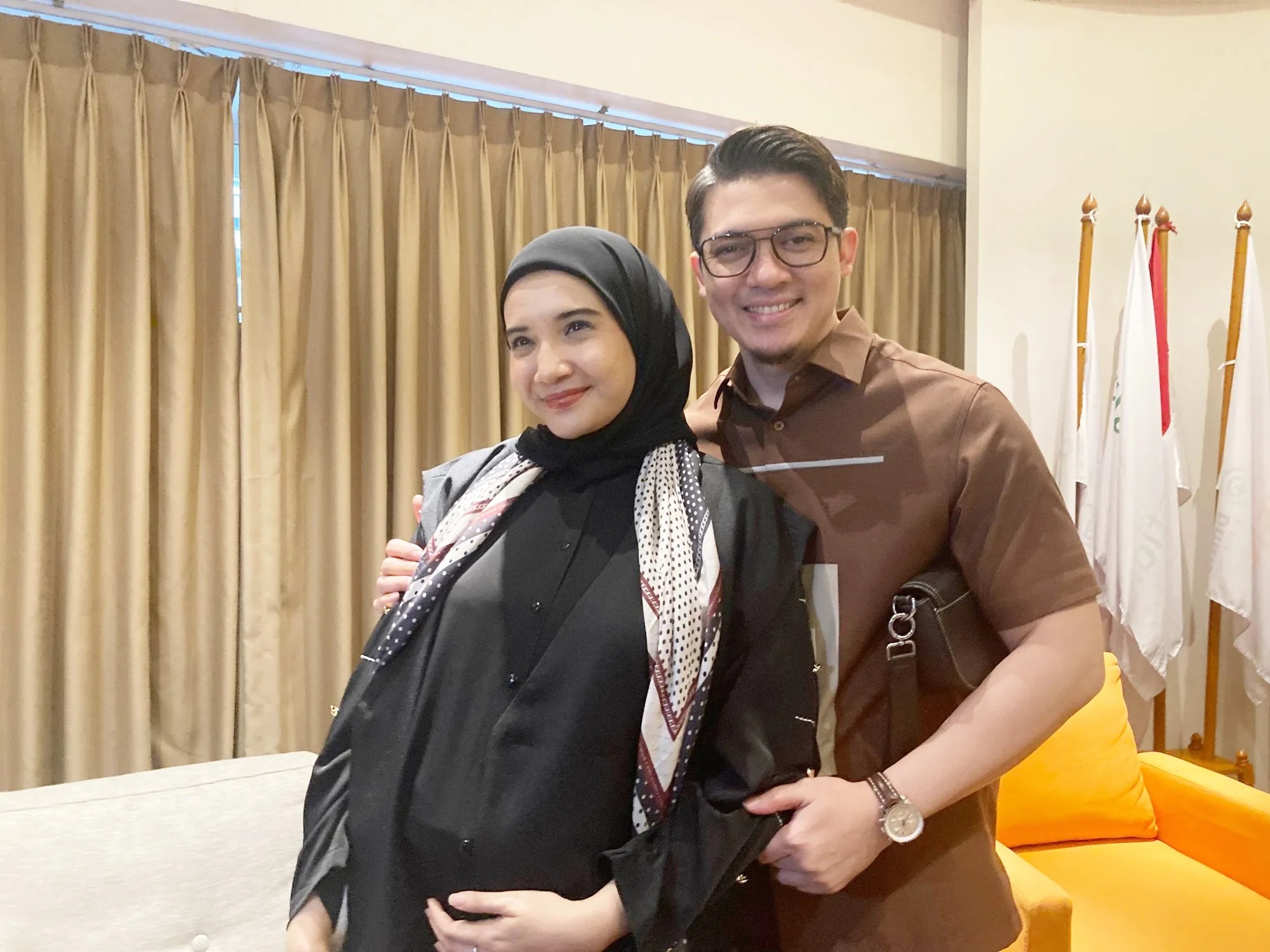 Zaskia Sungkar saat hamil bayi ketiganya. Bayinya lahir dengan kondisi en caul, masih terbungkus selaput ketuban di usia 36 minggu kehamilan.