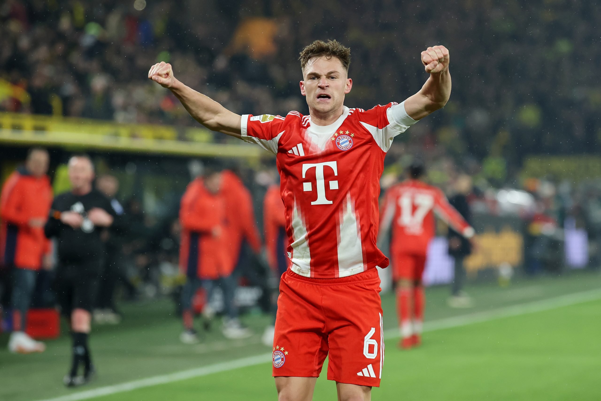 Joshua Kimmich merayakan gol voli penentu kemenangan Bayern Munich atas Borussia Dortmund dalam laga Der Klassiker di Signal Iduna Park.