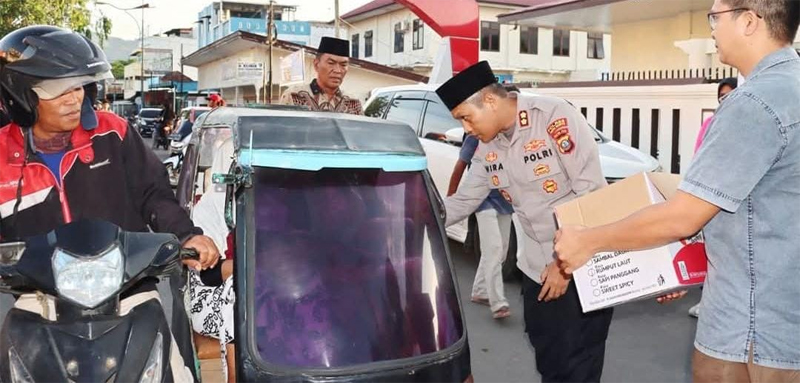 Kapolres Padangsidimpuan dan Bhayangkari menggelar aksi berbagi takjil gratis bagi para pengguna jalan dan pengendara.
