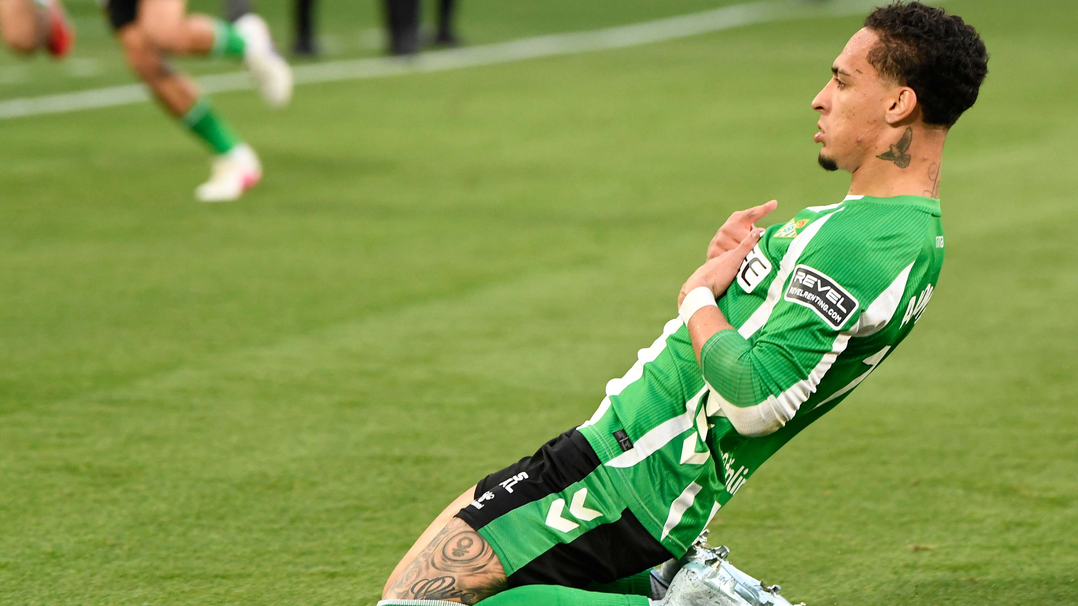Antony melakukan tendangan salto saat Real Betis menghadapi Sevilla FC dalam laga La Liga yang berakhir imbang 2-2. Foto: Europa 