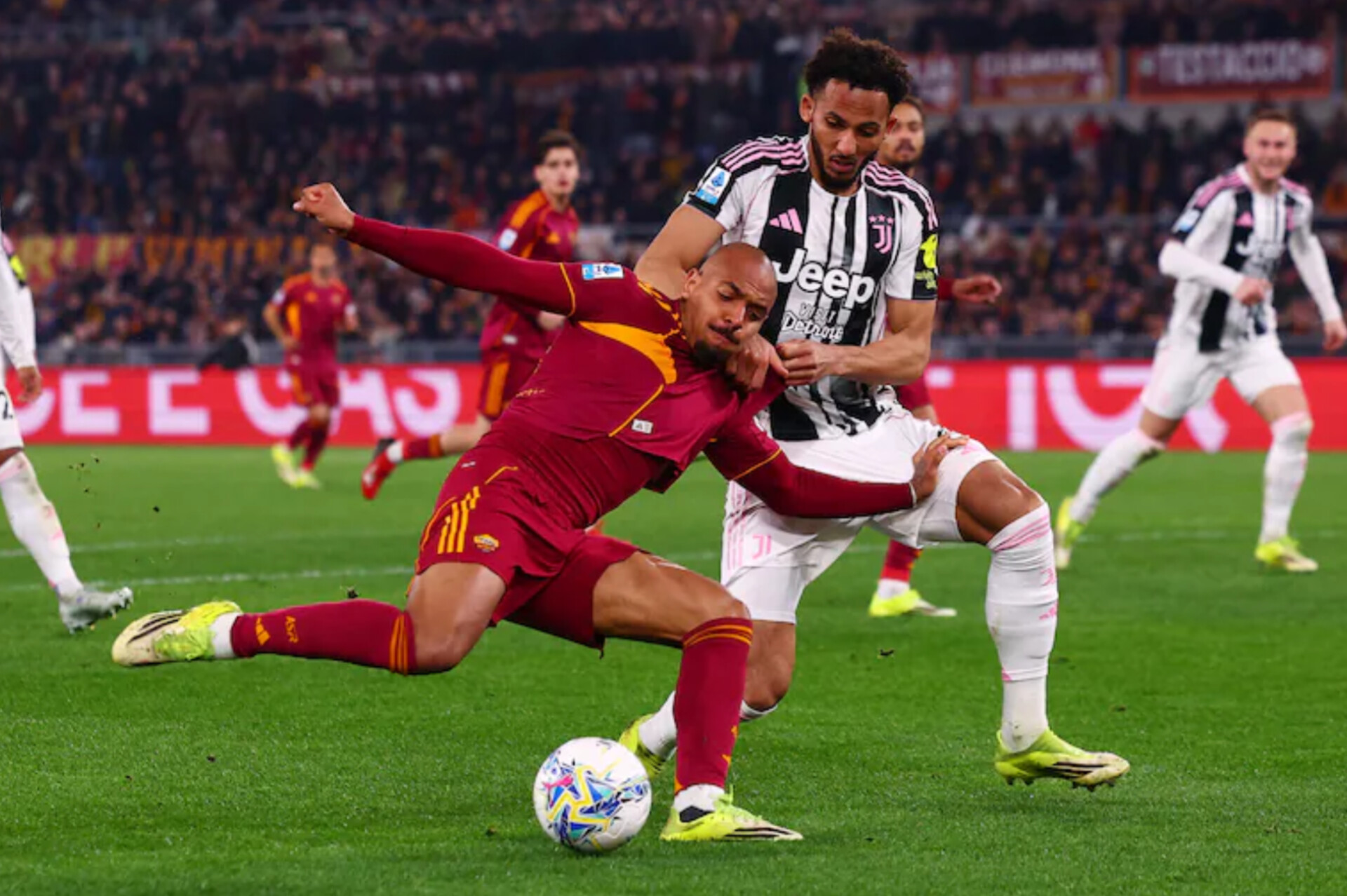 Pemain AS Roma dan Juventus berebut bola dalam laga Serie A giornata ke-27 yang berakhir imbang 3-3 di Stadion Olimpico, Senin (2/3/2026) dini hari WIB.