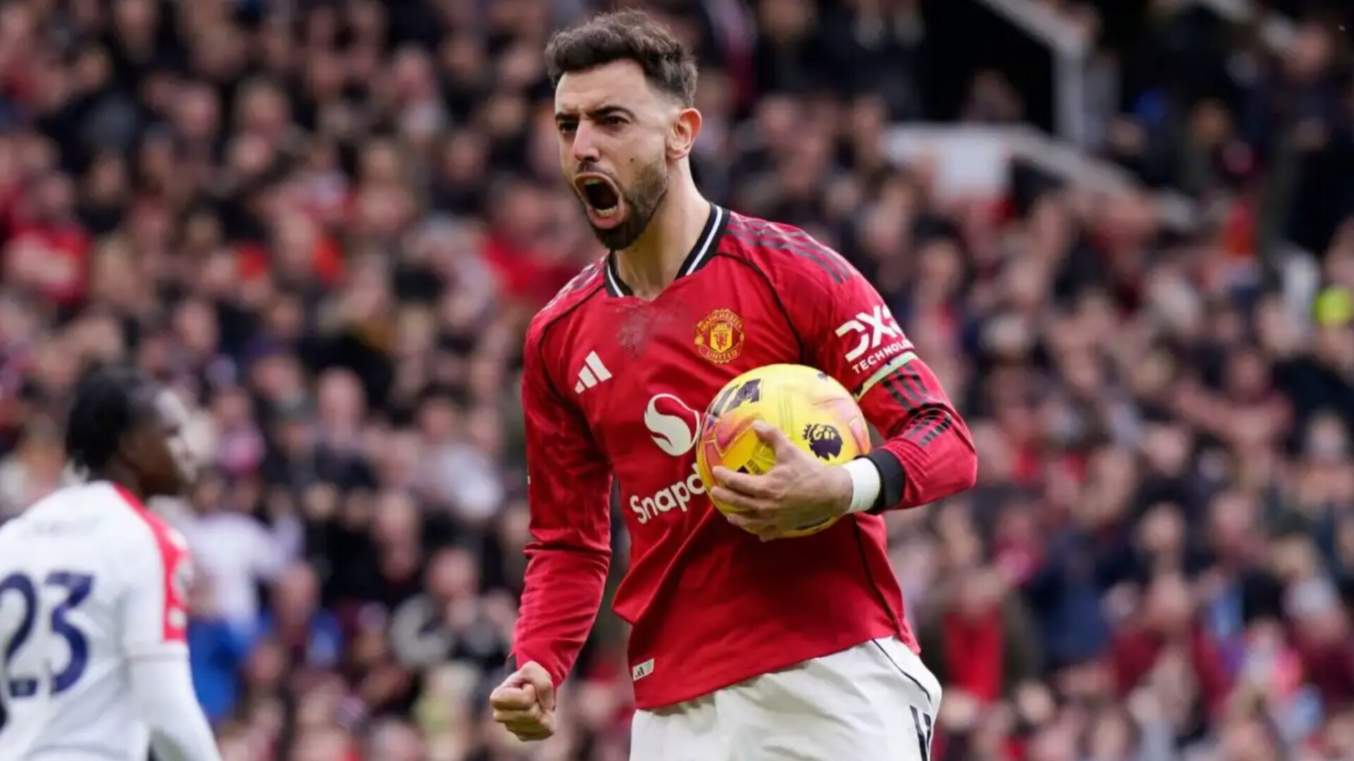 Bruno Fernandes merayakan gol penalti saat Manchester United bangkit dan mengalahkan Crystal Palace 2-1 di Old Trafford dalam lanjutan Premier League.