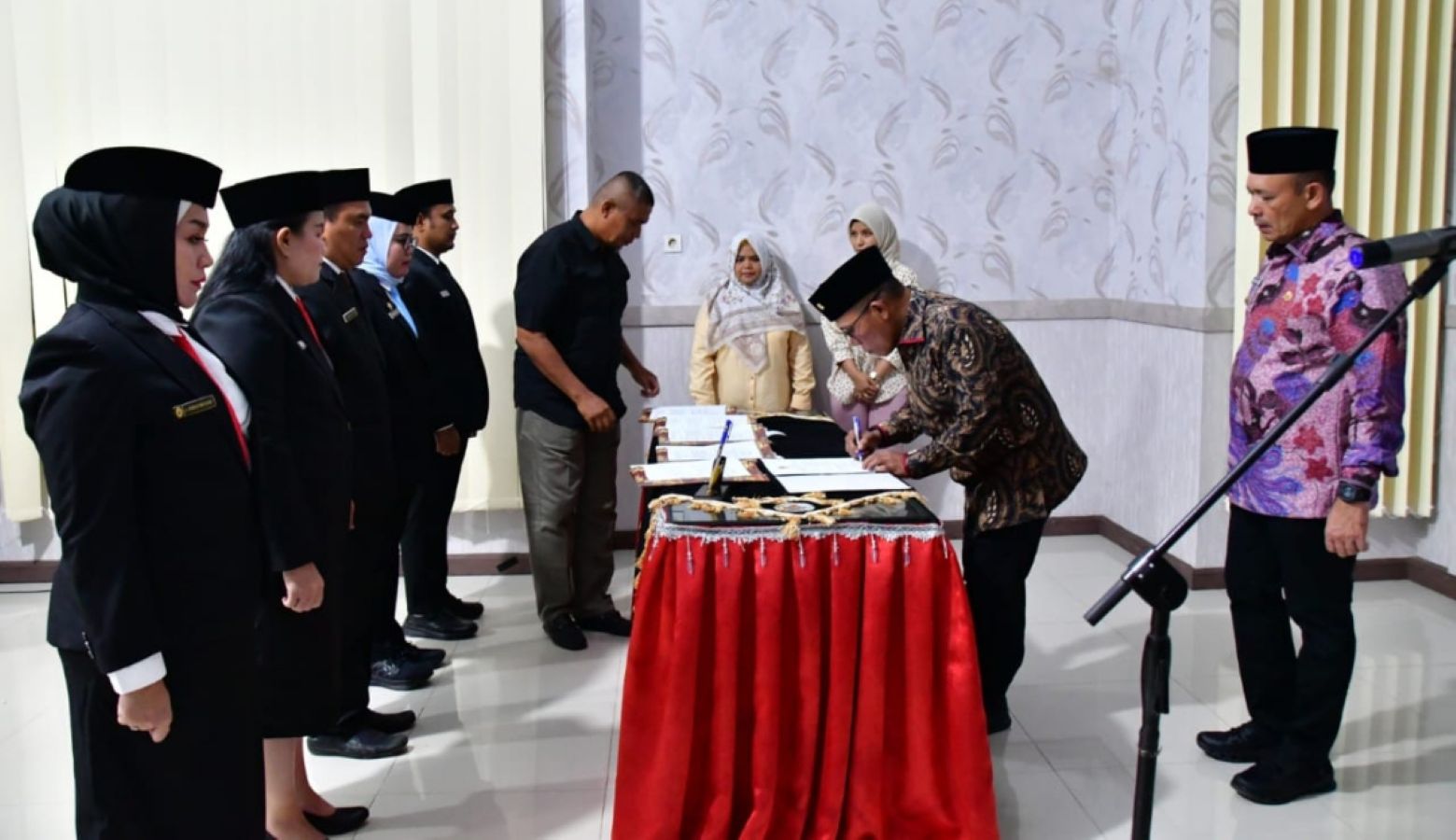 Bupati Masinton Pasaribu melantik lima Pejabat Pimpinan Tinggi Pratama di Ruang Rapat Cendrawasih, Kabupaten Tapanuli Tengah, Jumat (27/2/2026).