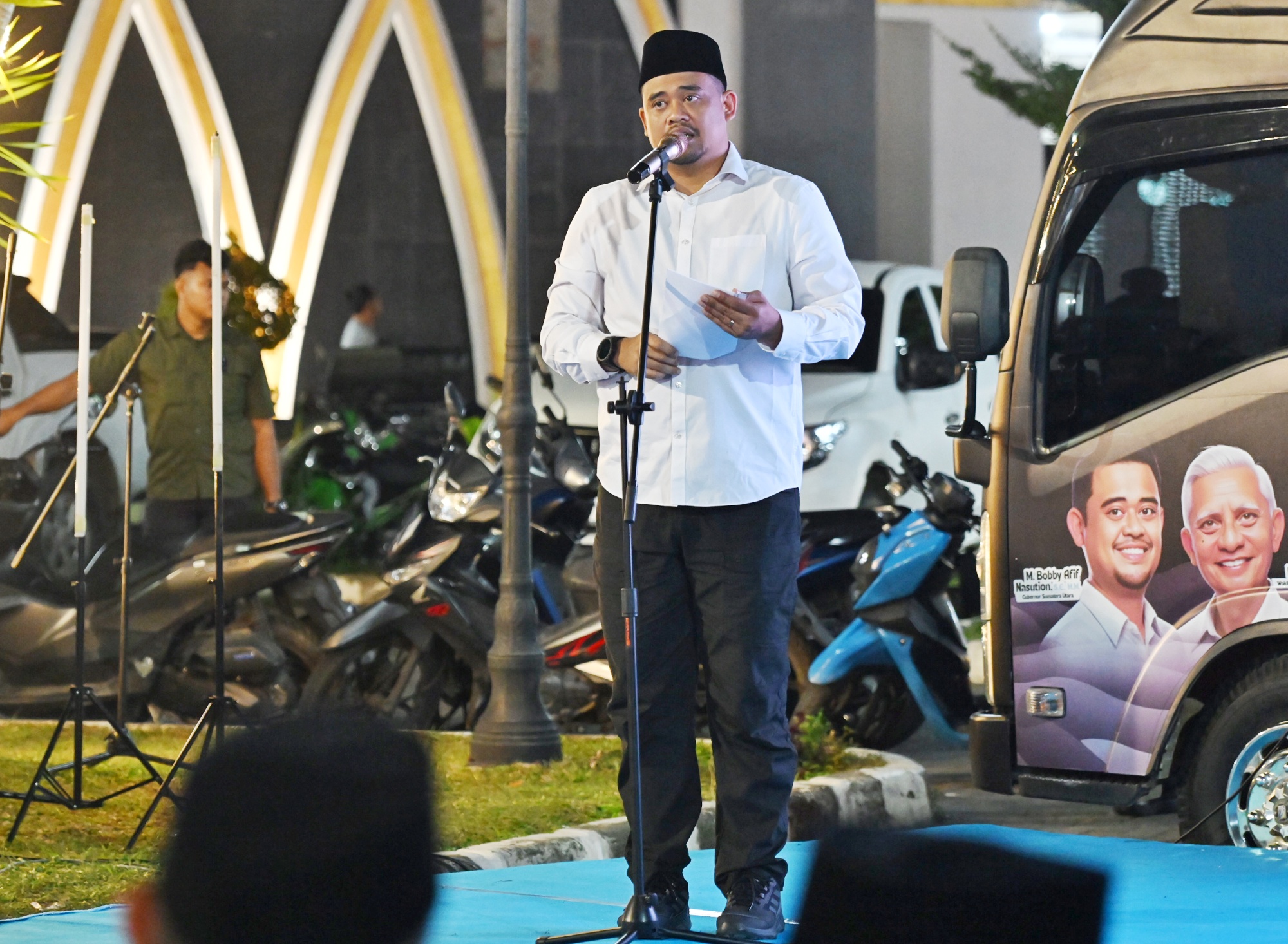 Gubernur Muhammad Bobby Afif Nasution saat peluncuran Internet Gratis Ruang Publik di pelataran Masjid Agung Al Abror, Kota Padangsidimpuan, Minggu (1/3/2026).