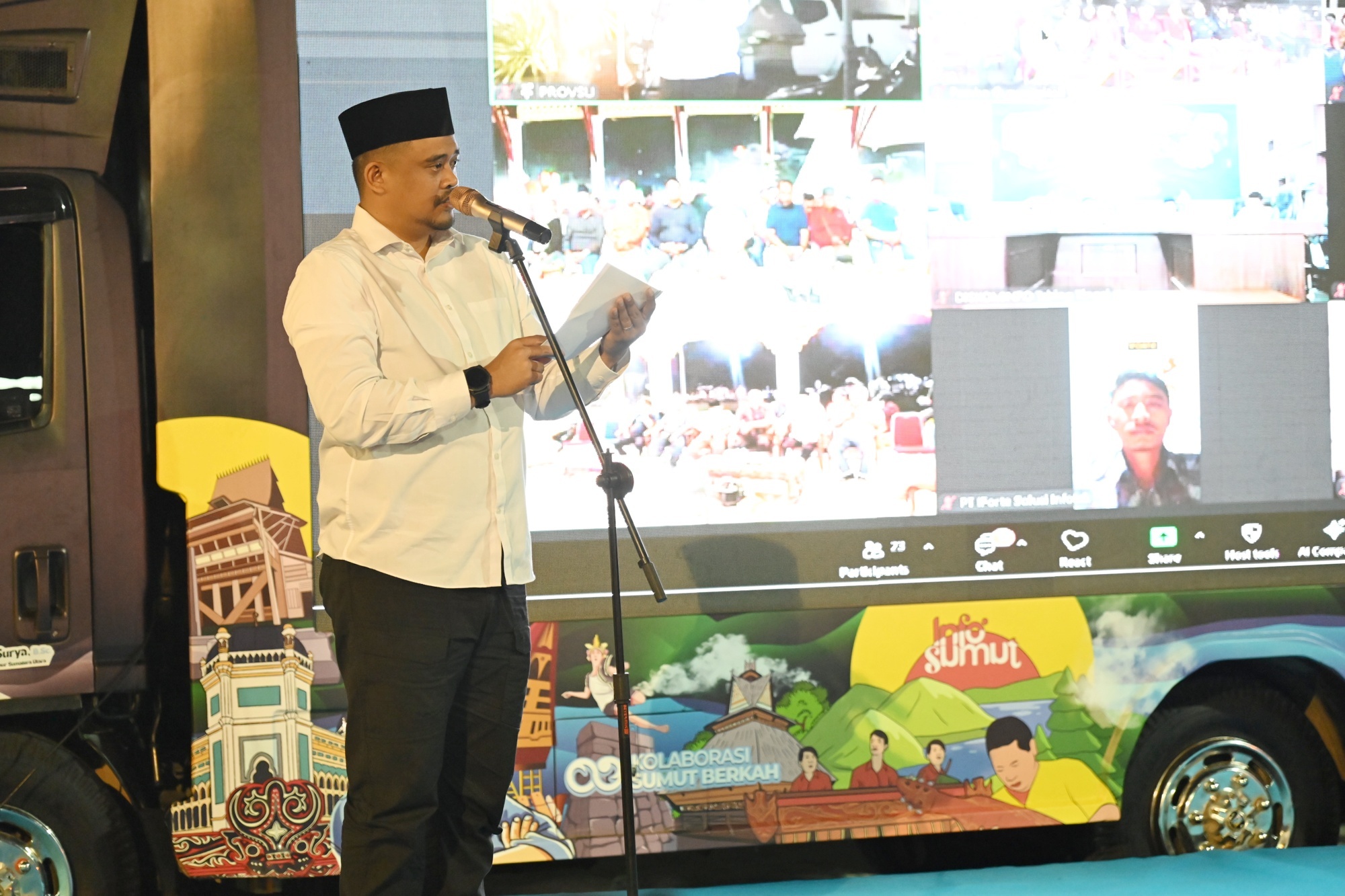 Gubernur Muhammad Bobby Afif Nasution meluncurkan layanan Internet Gratis Ruang Publik di pelataran Masjid Agung Al Abror, Kota Padangsidimpuan, Minggu (1/3/2026).