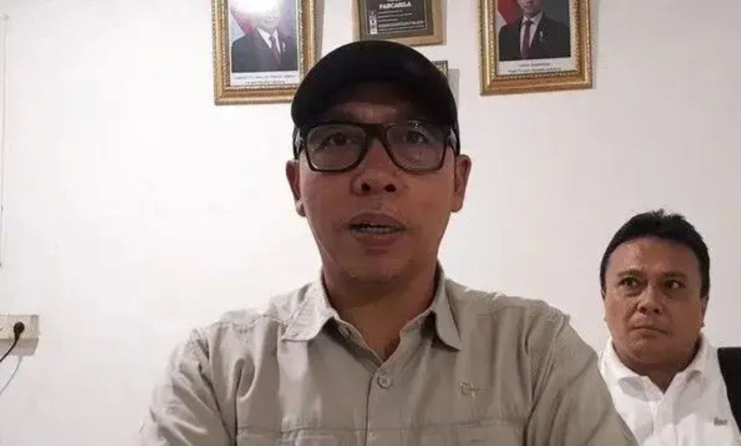 Jonius Taripar Parsaoran Hutabarat saat menyampaikan keterangan pengunduran diri sebagai Ketua DPW Partai Perindo Sumatera Utara.