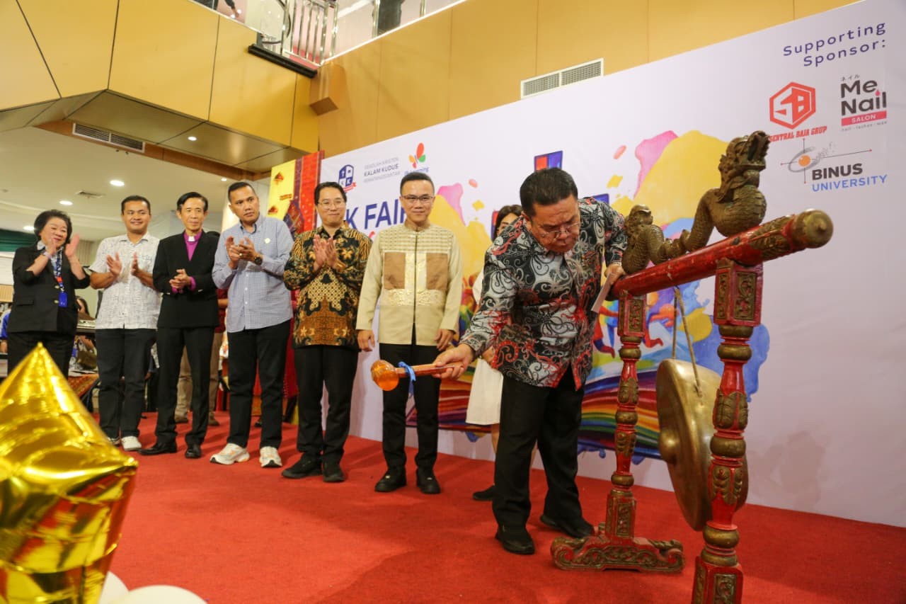 Wali Kota Wesly Silalahi membuka KK Fair 2026 &ldquo;Inside Out: Colour of Us&rdquo; sekaligus launching Pearson Edexcel Curriculum UK di Suzuya Merdeka Mall, Pematangsiantar.
