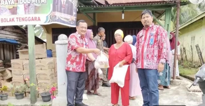 Masyarakat memadati program pasar murah bersubsidi di Pasar Siunggam, Kecamatan Padang Bolak Tenggara, Kabupaten Padang Lawas Utara.