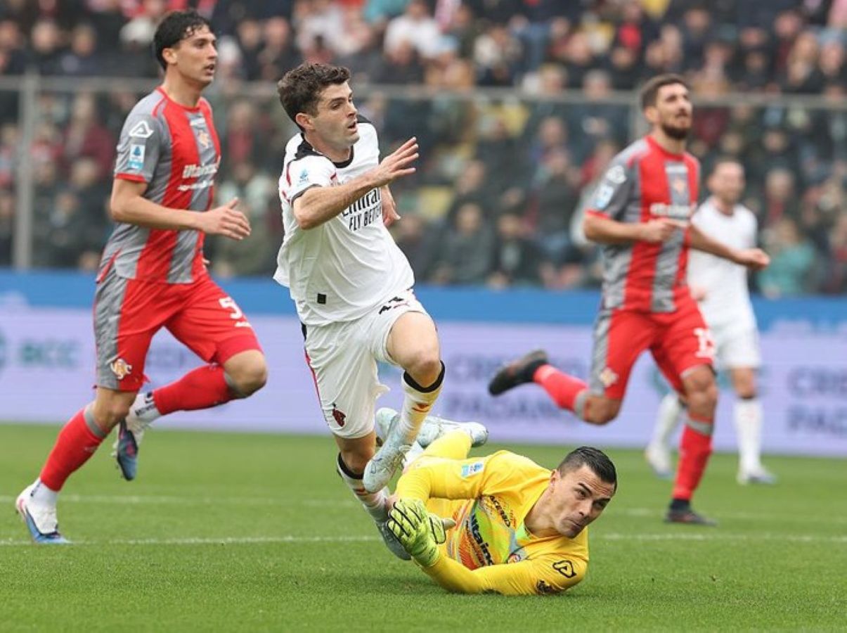 Pemain AC Milan berebut bola dengan pemain US Cremonese pada laga Serie A di Stadion Giovanni Zini, Minggu (1/3/2026), yang berakhir 2-0 untuk Rossoneri.