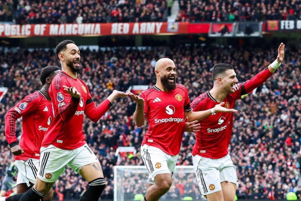 Pemain Manchester United merayakan kemenangan atas Crystal Palace yang membawa Setan Merah naik ke posisi tiga klasemen Premier League 2025/2026.