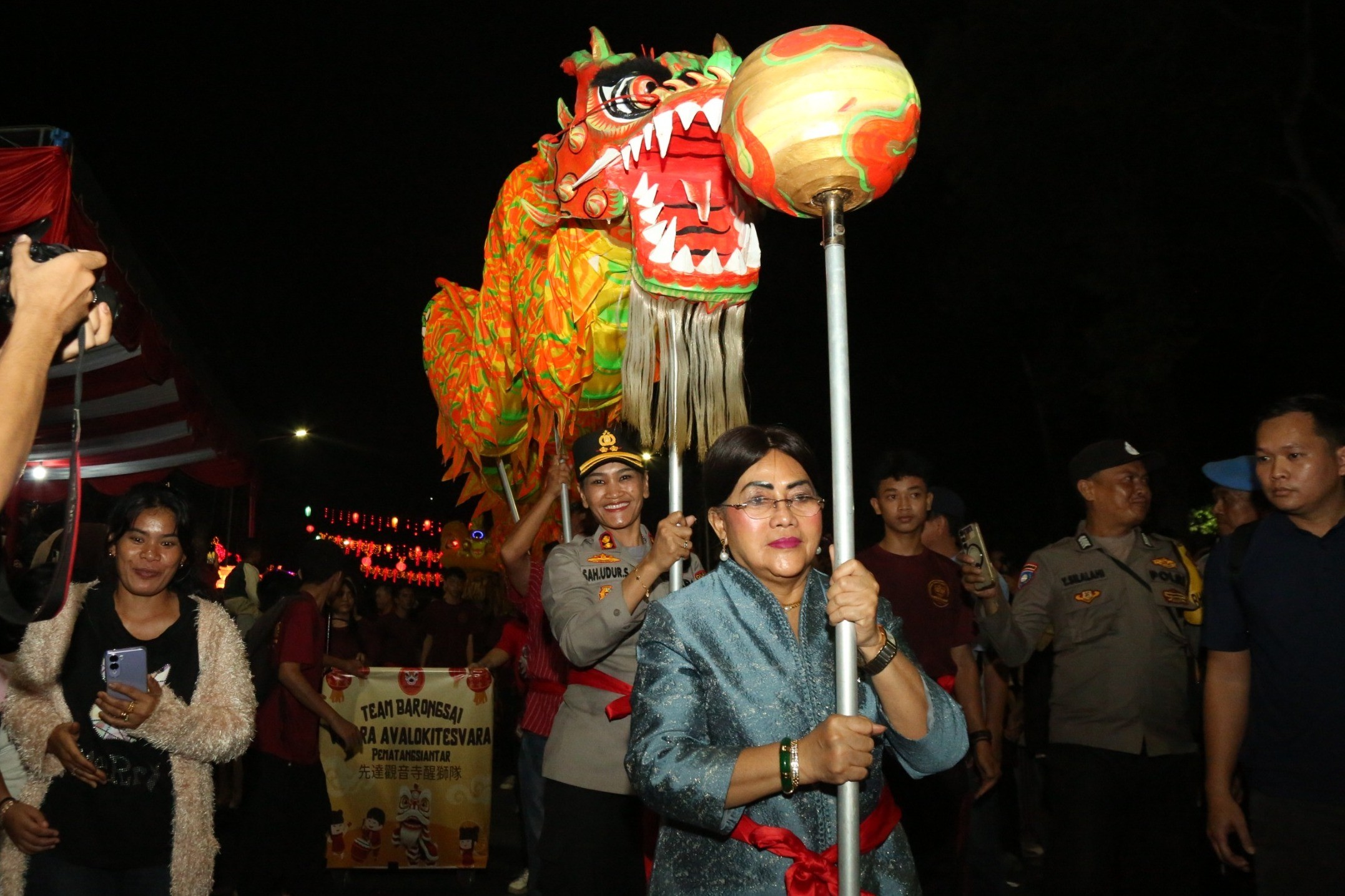 Wali Kota Wesly Silalahi melepas Pawai Cap Go Meh yang digelar Walubi Kota Pematangsiantar usai pelaksanaan shalat Tarawih.
