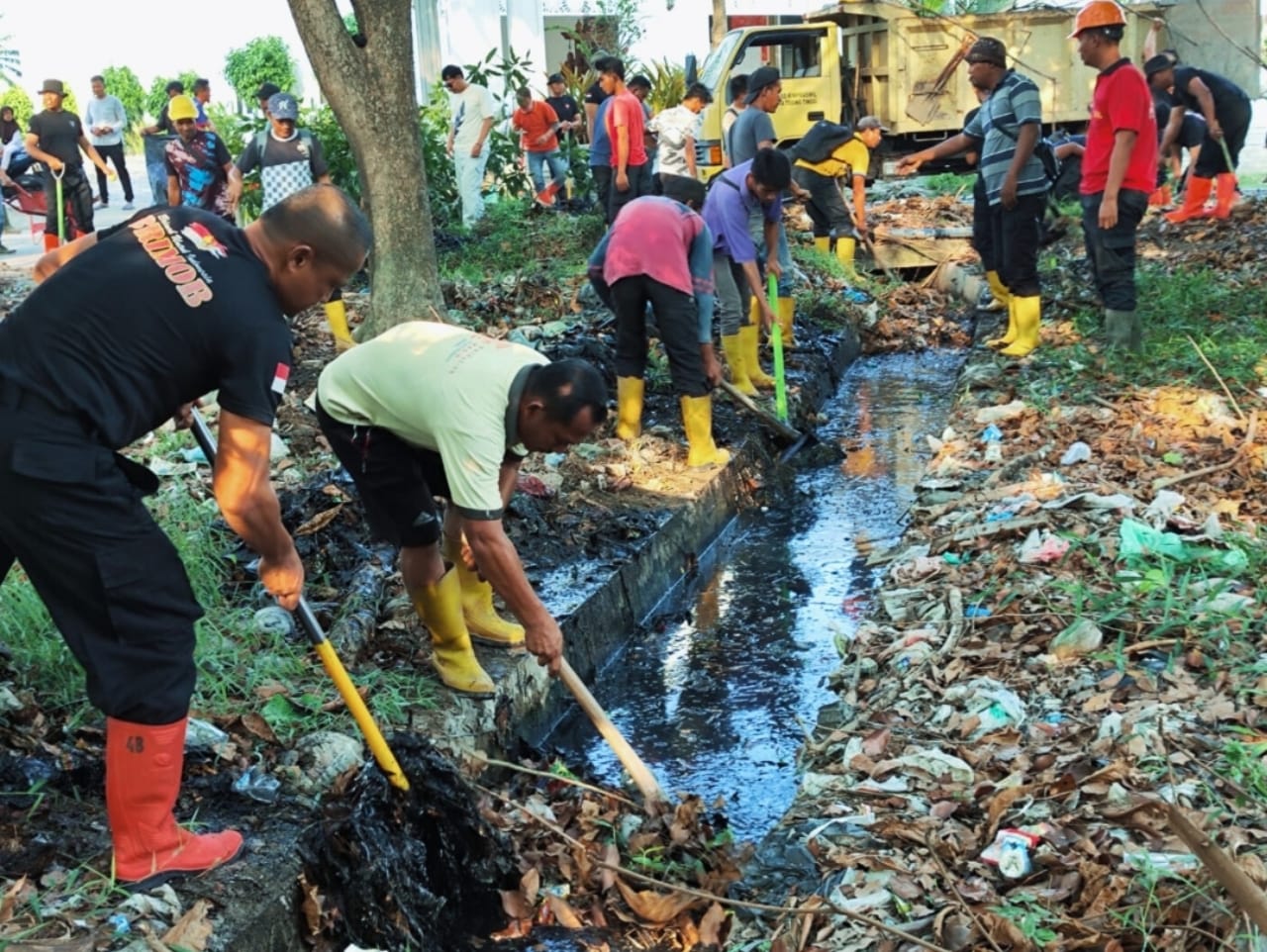 Personel Brimob Sumut bersama instansi pemerintah dan warga melakukan aksi bersih-bersih pasar dan saluran air dalam program Indonesia Asri di Sumatera Utara.