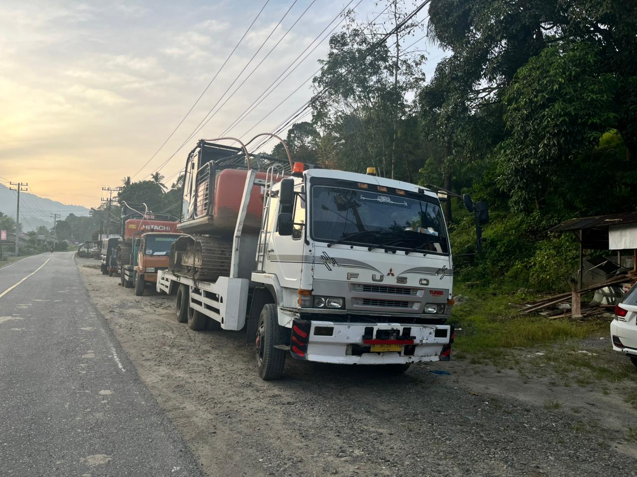 Petugas gabungan Polda Sumatera Utara mengamankan dua ekskavator yang diduga digunakan untuk tambang emas ilegal di kawasan HPT KPH 8, Kabupaten Mandailing Natal, Senin (2/3/2026).