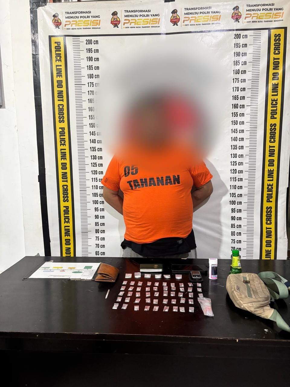 Petugas Polres Simalungun mengamankan tersangka bandar sabu beserta 54 paket sabu seberat 10,77 gram hasil penggerebekan di kos Siantar Estate.