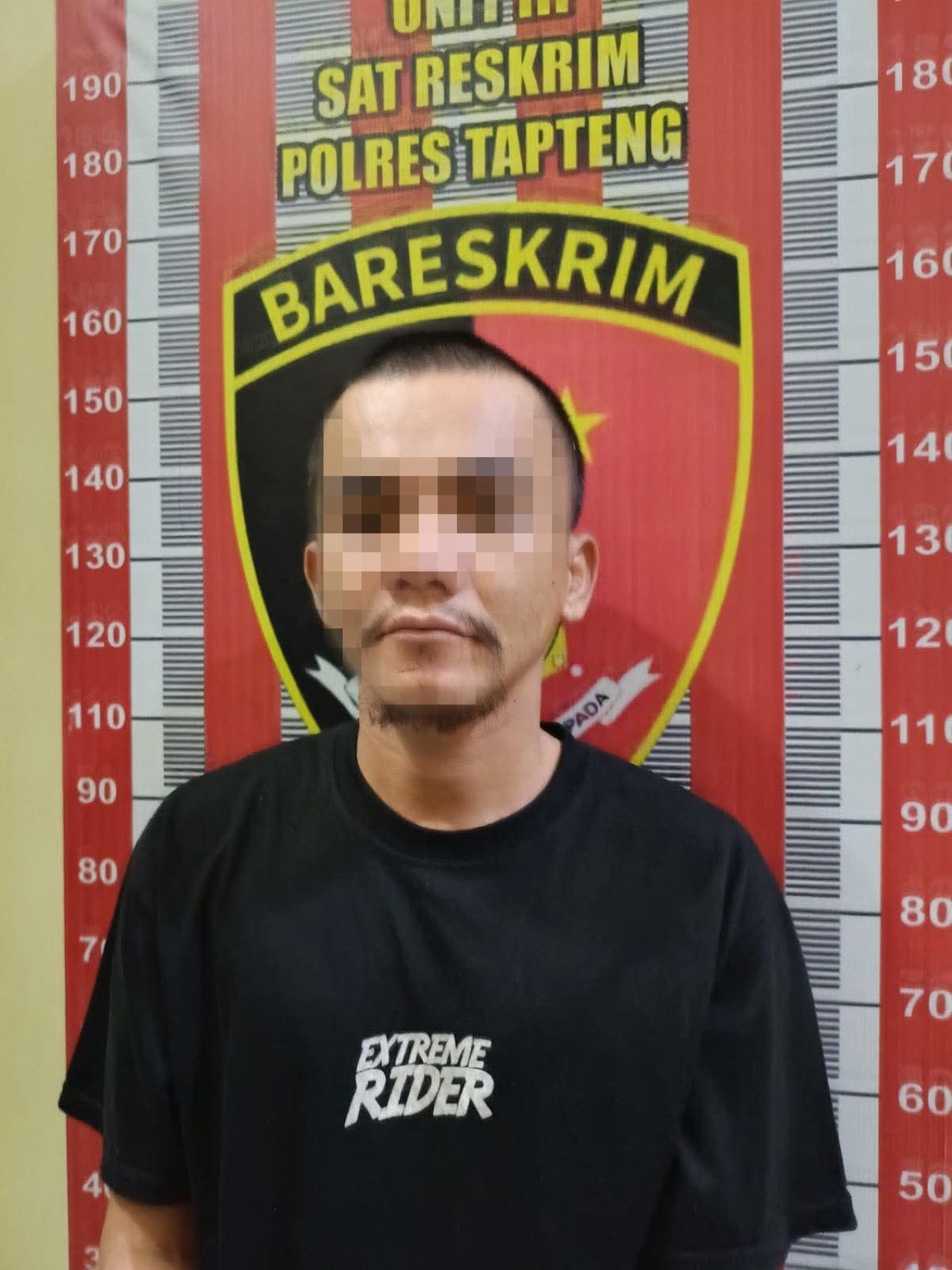 SMKN 1 Badiri kemalingan usai banjir susulan. Puluhan laptop, mesin jahit, dan inventaris hilang, kerugian Rp436 juta.
