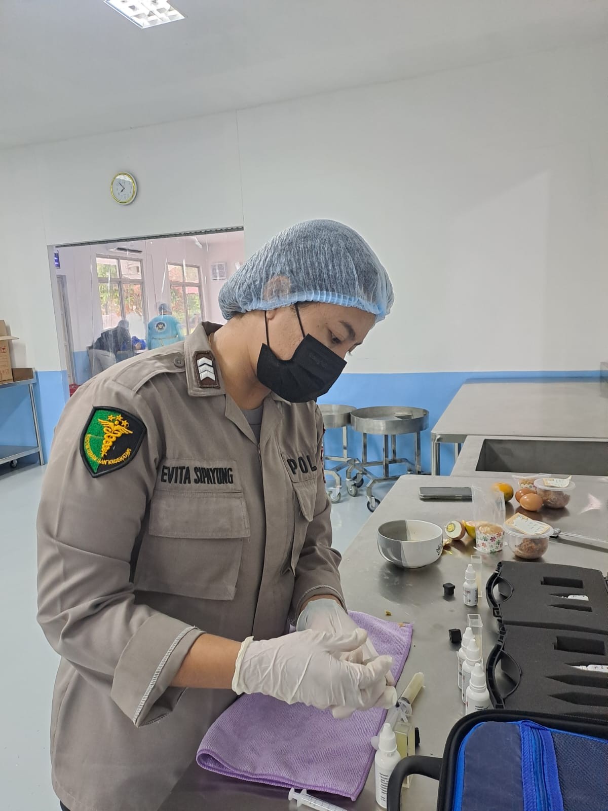 Tim Seksi Dokkes Polres Pematangsiantar melakukan Food Safety Test di SPPG 2 Yayasan Kemala Bhayangkari Cabang Pematangsiantar guna memastikan keamanan dan kelayakan Makanan Bergizi Gratis.