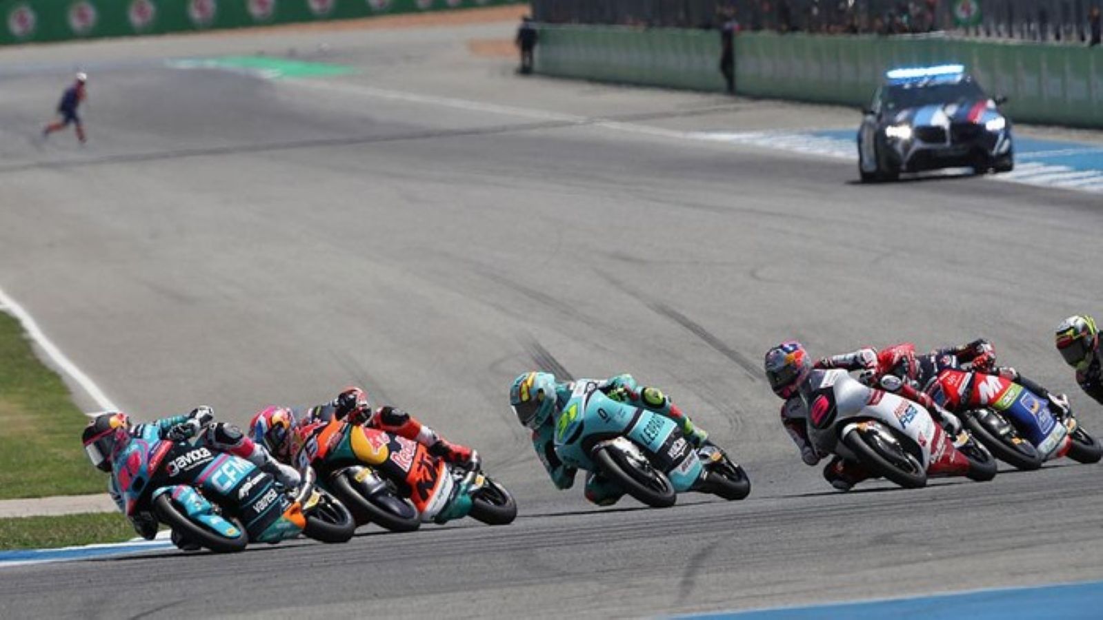 Veda Ega Pratama memacu motornya pada seri pembuka Moto3 World Championship 2026 di Buriram International Circuit, Minggu (1/3/2026), sebelum finis posisi kelima pada debutnya bersama Honda Team Asia.