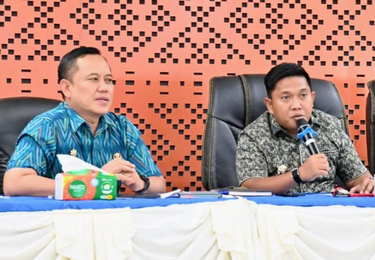 Wali Kota Akhmad Syukri Nazry Penarik bersama Sekda Herman Suwito saat memimpin rapat pembahasan rangkaian Hari Jadi Kota Sibolga ke-326 Tahun 2026 di Aula Nusantara I Kantor Wali Kota.