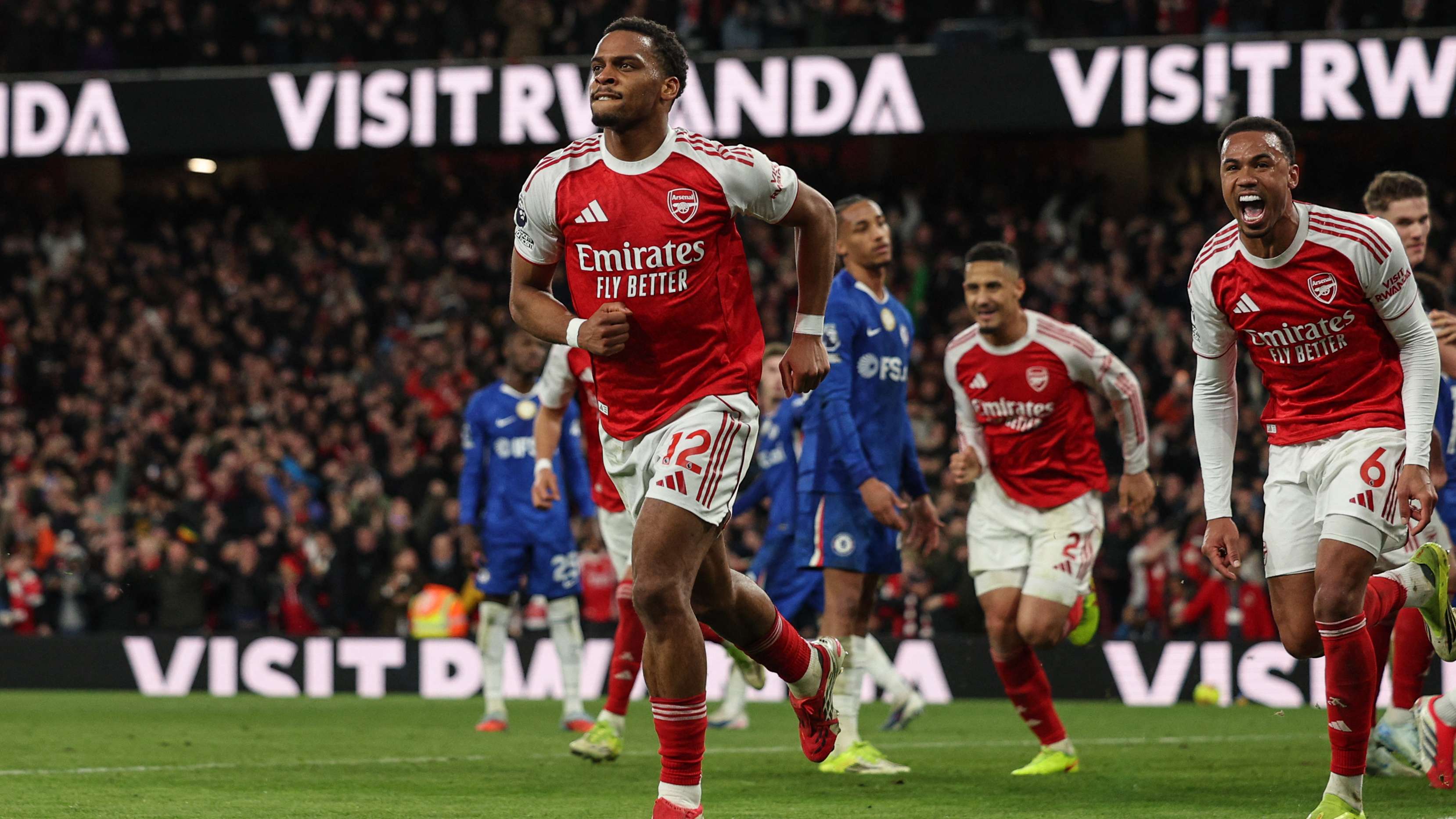William Saliba merayakan gol pembuka Arsenal saat menaklukkan Chelsea 2-1 dalam Derby London di Emirates Stadium.