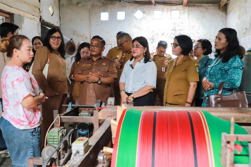 Ketua Dekranasda Kota Pematangsiantar Ny Liswati Wesly Silalahi mengunjungi pelaku UMKM serta IKM untuk memotivasi sekaligus mempromosikan produk mereka.
