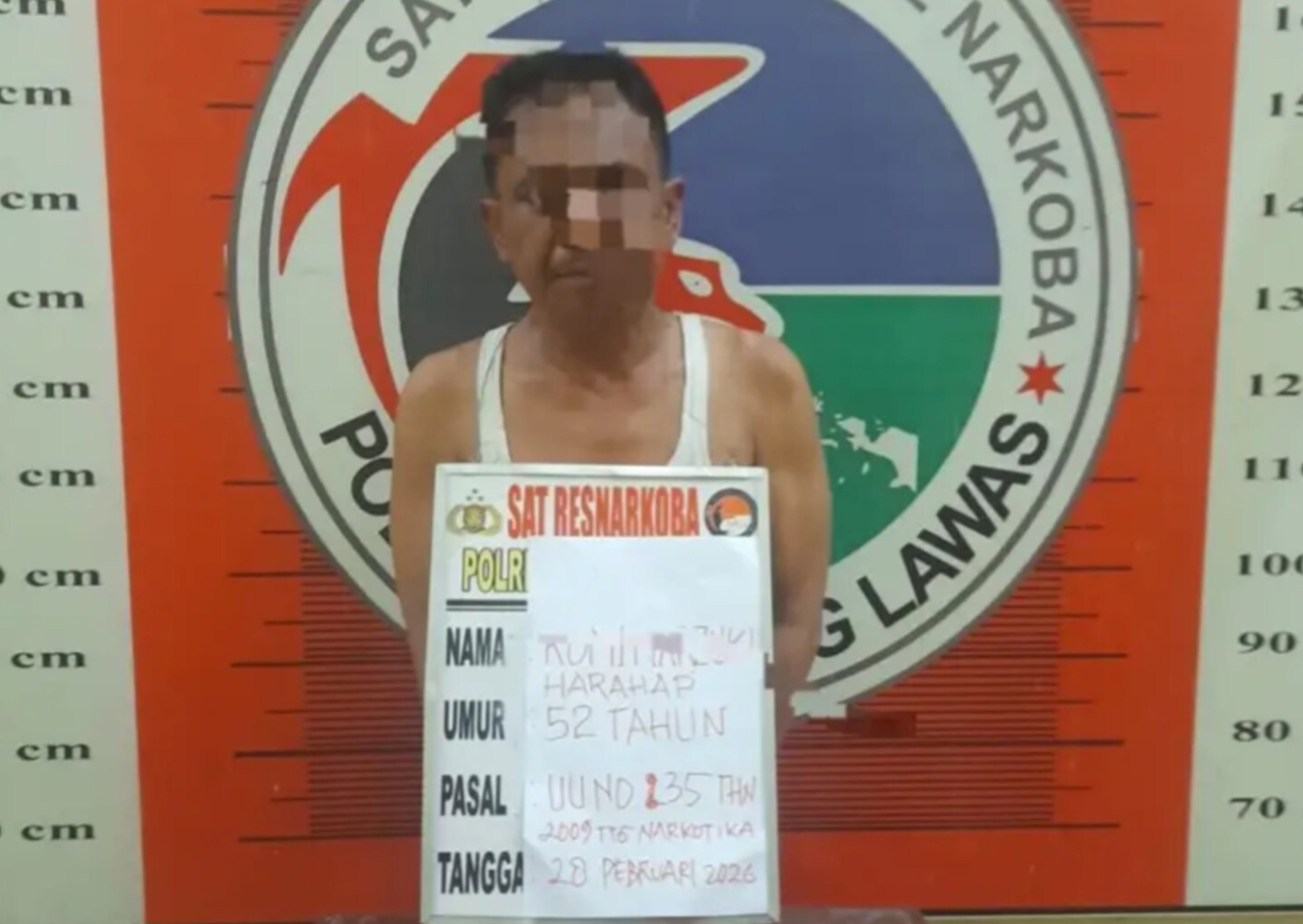 Tersangka yang diamankan dalam penggerebekan kasus narkoba oleh personel Polres Padang Lawas.