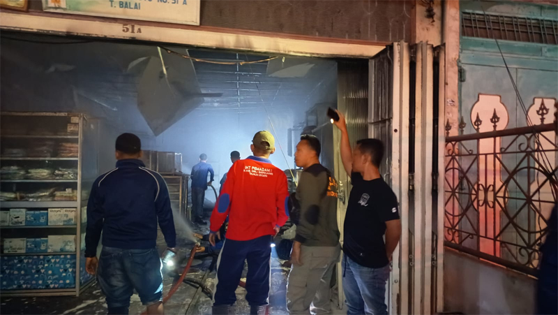 Toko Metro di Jalan Cokroaminoto, tepat di depan Hotel Grand Singgie, dilalap si jago merah.