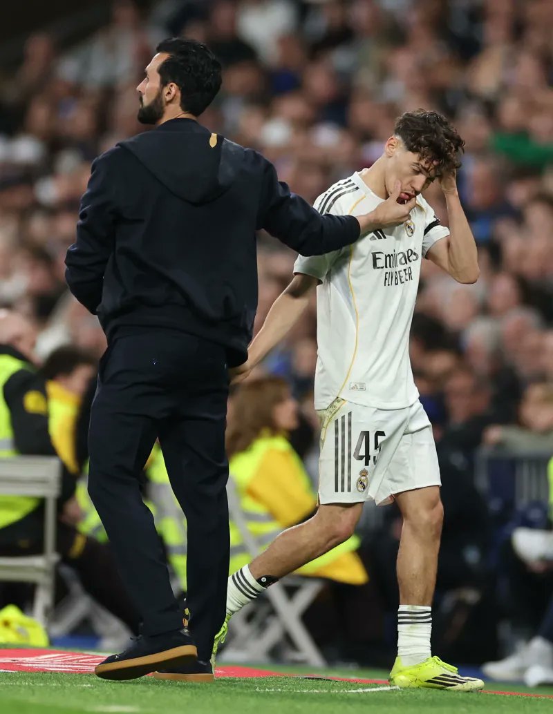 Pelatih Real Madrid, Alvaro Arbeloa, memberi instruksi kepada pemain saat laga La Liga di Stadion Santiago Bernabeu. 