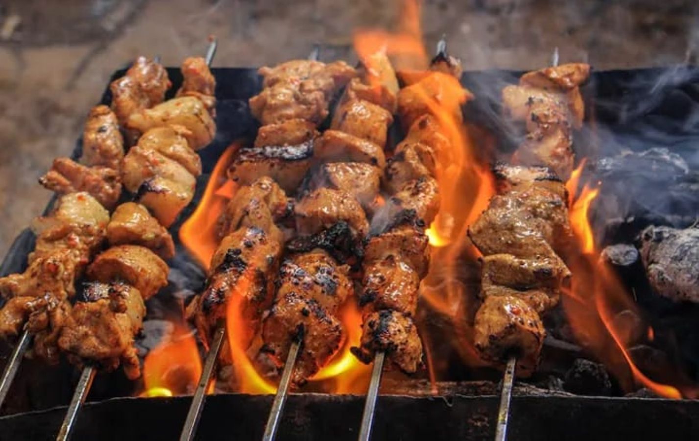 Rumah makan Dapur Koki menghadirkan menu andalan babi bakar bercita rasa autentik Ono Niha di Desa Dahana Tabaloho, Kota Gunungsitoli.  