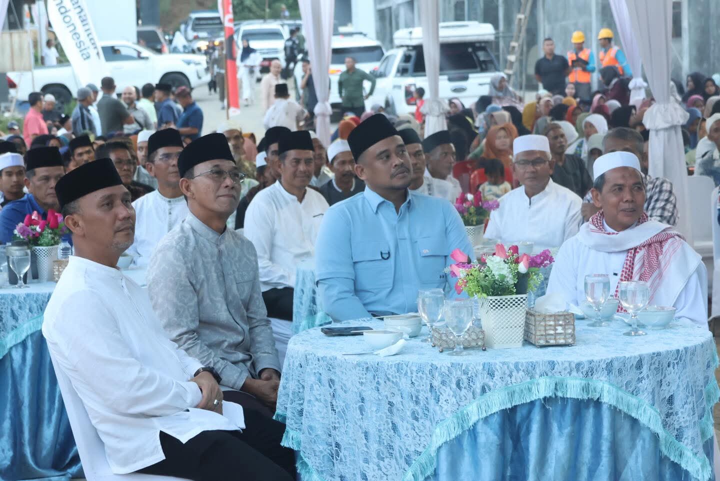 Gubernur Sumut Bobby Nasution bersama Bupati Tapsel Gus Irawan Pasaribu dan unsur Forkopimda buka puasa bersama warga di Huntara Simarpinggan, Kecamatan Angkola Selatan, Minggu (1/3/2026).