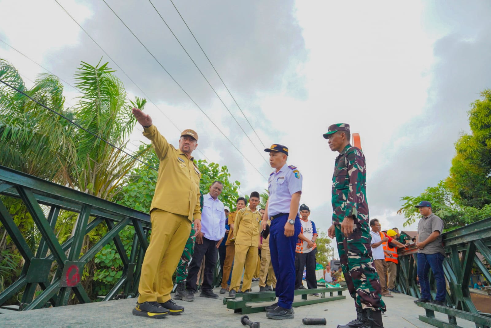 Bupati Batu Bara Baharuddin Siagian meninjau langsung progres pembangunan Jembatan Bailey yang menghubungkan Desa Sidomulyo dan Desa Sei Buah Keras, Kecamatan Medang Deras.