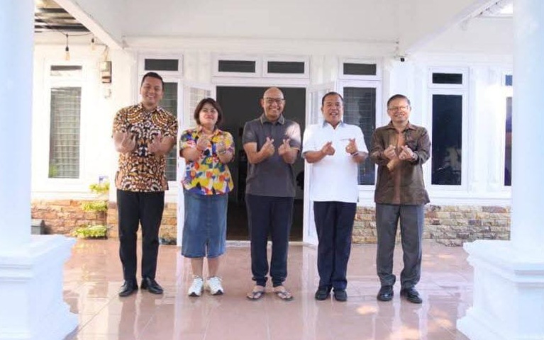 Bupati Karo Antonius Ginting bersama unsur Forkopimda memberikan kejutan ulang tahun ke-44 kepada Kapolres Tanah Karo Pebriandi Haloho di Rumah Dinas Kapolres.