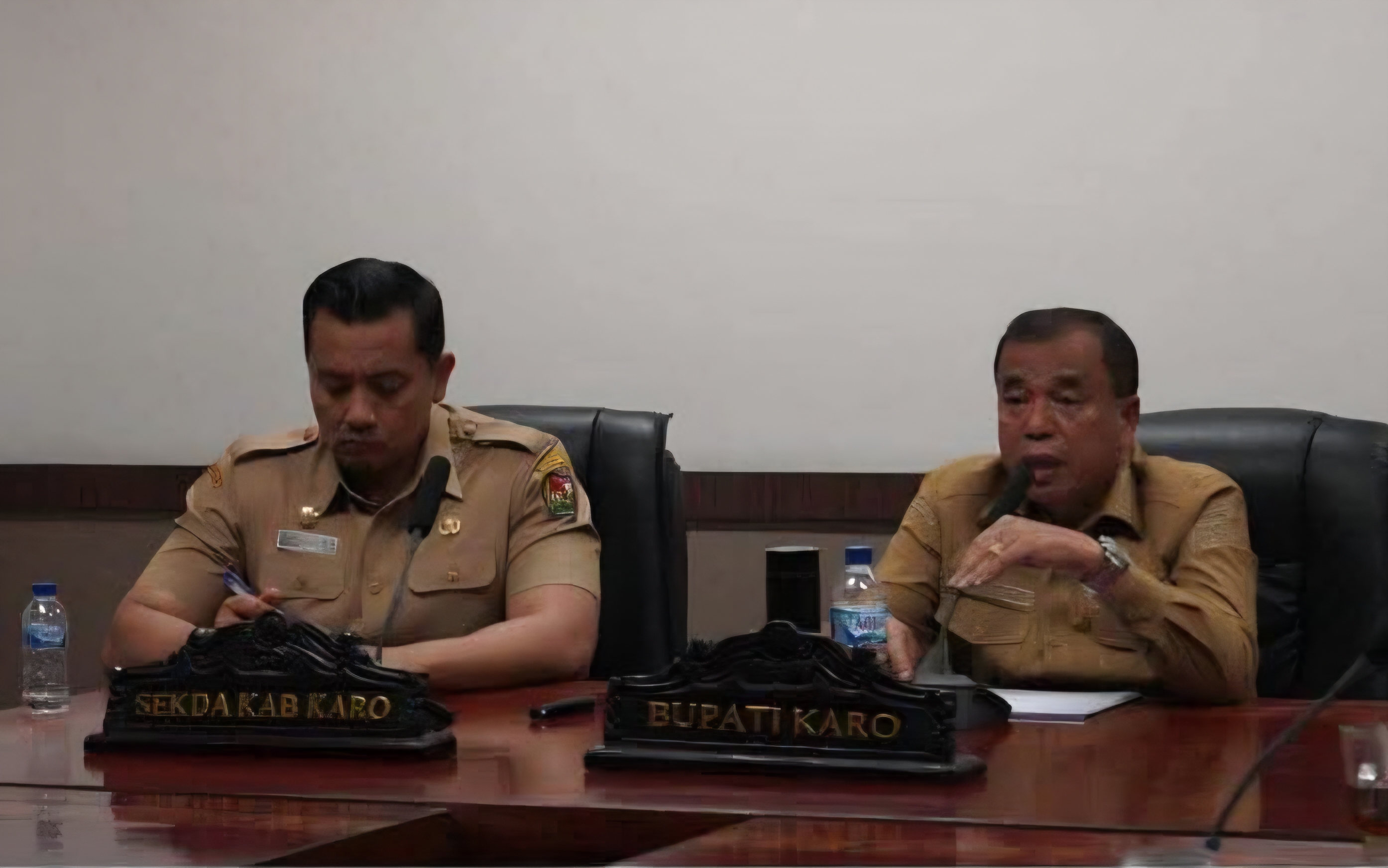 Bupati Karo Antonius Ginting memimpin rapat persiapan Hari Jadi ke-80 Kabupaten Karo Tahun 2026 di Ruang Rapat Matang Sitepu, Kantor Bupati Karo.
