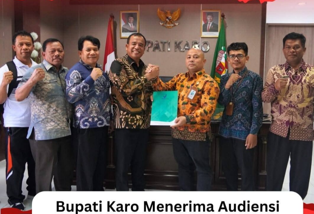 Bupati Karo Antonius Ginting menerima audiensi Kepala BBPOM Medan Mojaza Sirait di ruang kerja Bupati Karo, Kabanjahe, membahas pengawasan obat dan keamanan pangan.