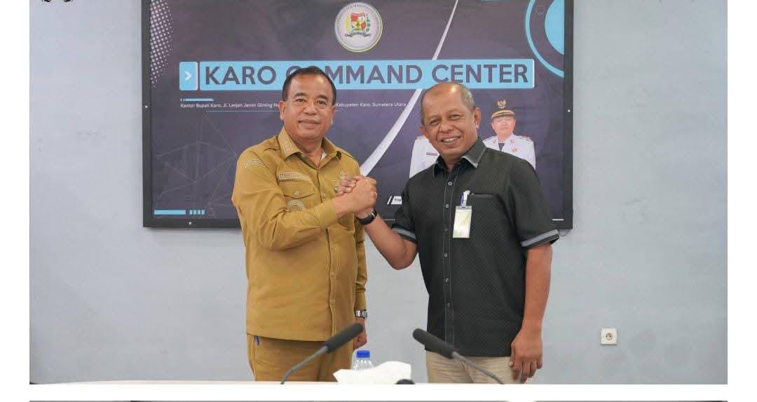 Bupati Karo Antonius Ginting menerima audiensi Kepala Kantor BPJS Ketenagakerjaan Medan di ruang Karo Command Center, membahas realisasi klaim tahun 2025.