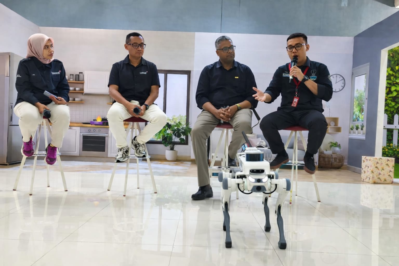 CEO Indosat Vikram Sinha bersama perwakilan Nokia dan NVIDIA saat demonstrasi 5G berbasis AI di Mobile World Congress 2026, Barcelona.