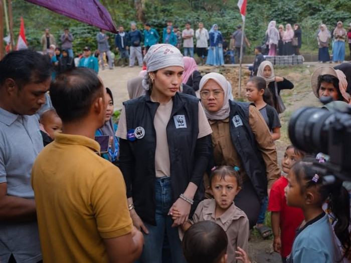 Cinta Laura saat mengunjungi lokasi terdampak banjir di Aceh bersama Act of Love dan World Wide Fund for Nature (WWF).