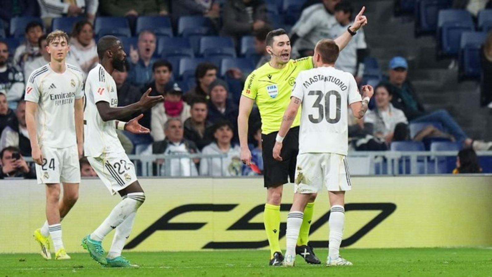 Franco Mastantuono menerima kartu merah saat Real Madrid kalah 0-1 dari Getafe di Santiago Bernabeu.