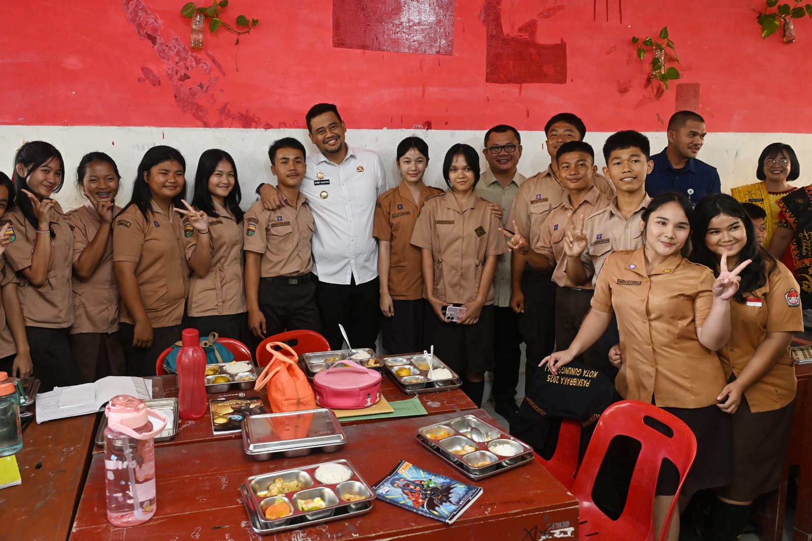 Gubernur Sumatera Utara Bobby Nasution didampingi Kadis Pendidikan Sumut Alexander Sinulingga meninjau pelaksanaan program Makan Bergizi Gratis di SMA Negeri 1 Gunungsitoli.
