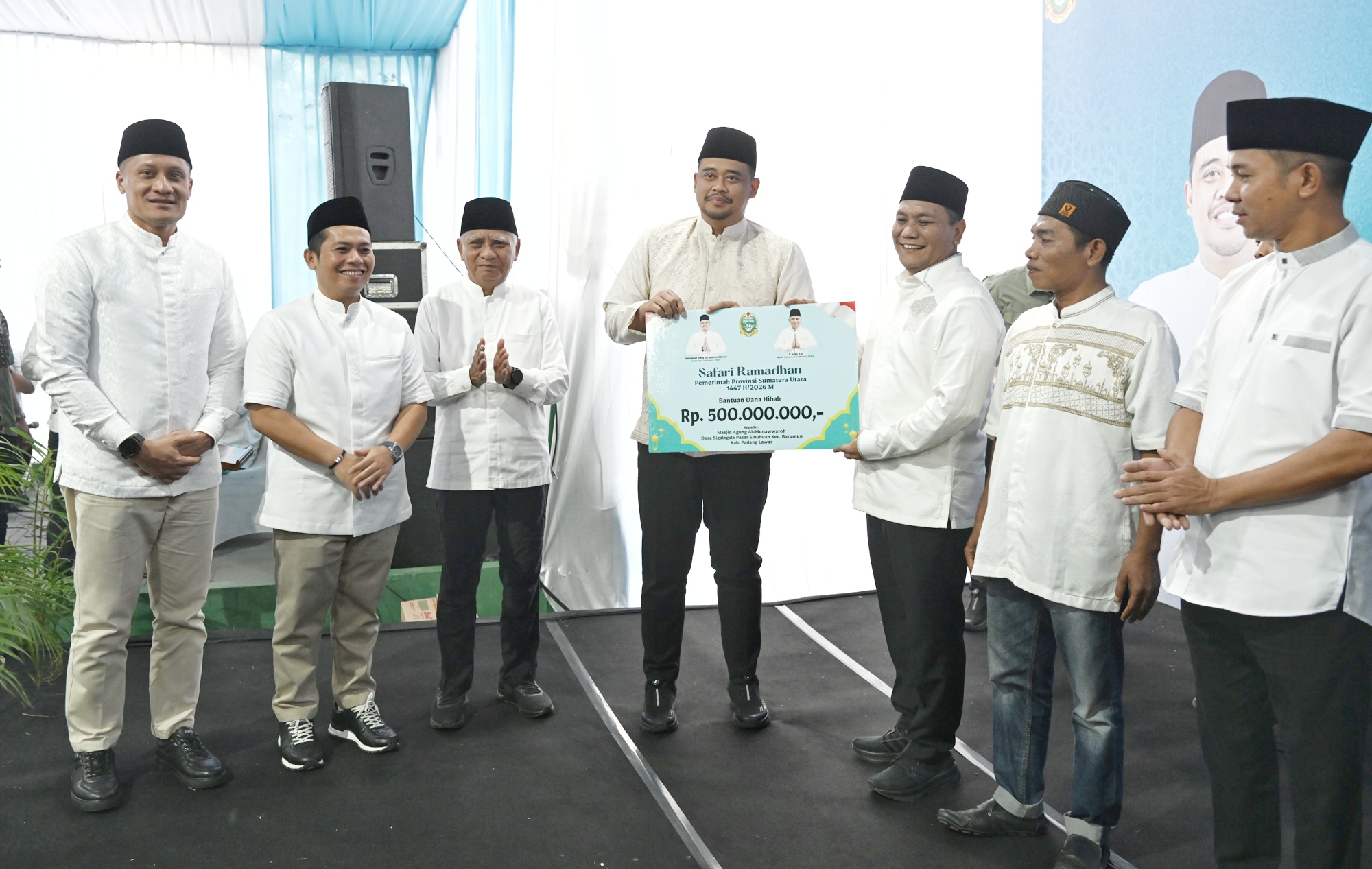 Gubernur Sumut Muhammad Bobby Afif Nasution menyerahkan bantuan secara simbolis kepada masyarakat saat Safari Ramadan di Masjid Agung Al Munawaroh, Padanglawas. 