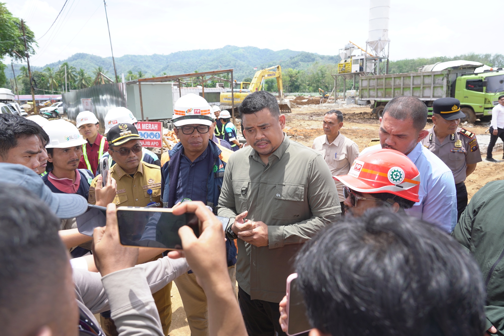 Gubernur Sumut Bobby Nasution meninjau ruas jalan putus di Kecamatan Padangtualang, Kabupaten Langkat. Ruas tersebut merupakan jalur alternatif masyarakat menuju Stabat dan Tanjungpura. 