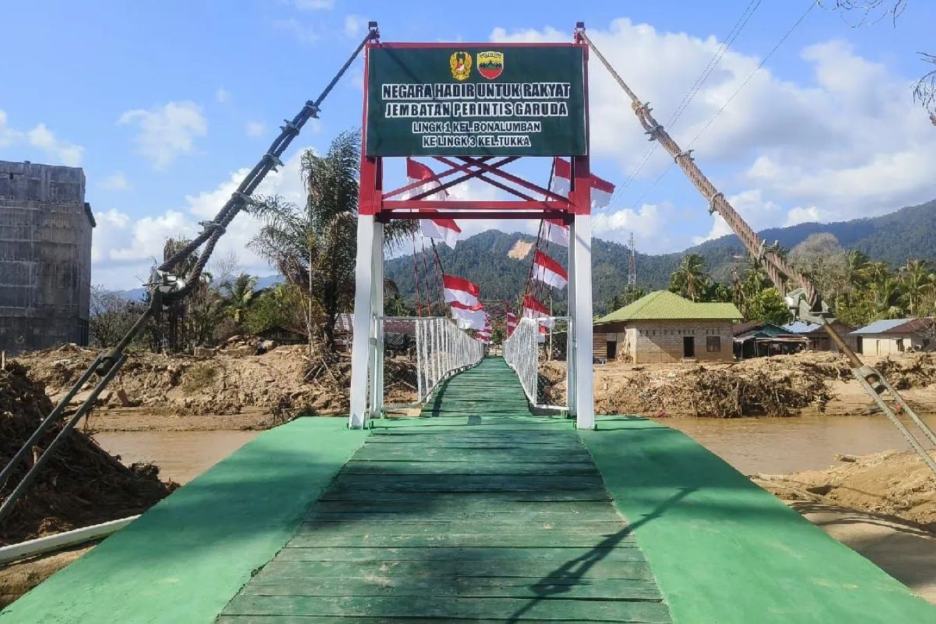 Jembatan Perintis Garuda di Kecamatan Tukka, Kabupaten Tapanuli Tengah, yang telah rampung dikerjakan Satgas Penanggulangan Bencana Alam Kodam I/Bukit Barisan.