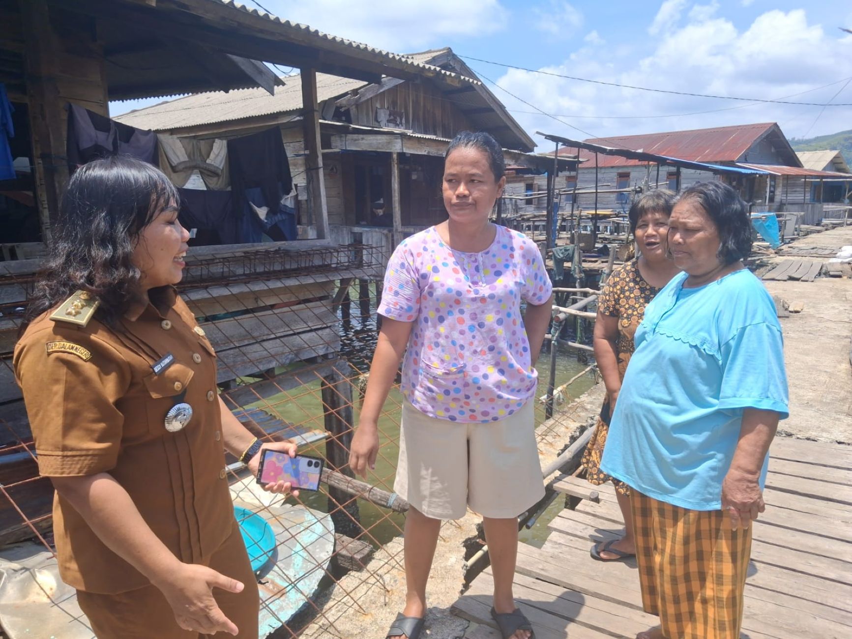 Lurah Sibolga Ilir, Dessy Butar-butar, saat meninjau kondisi Jalan Tipang Jaya Lingkungan III yang ambruk.