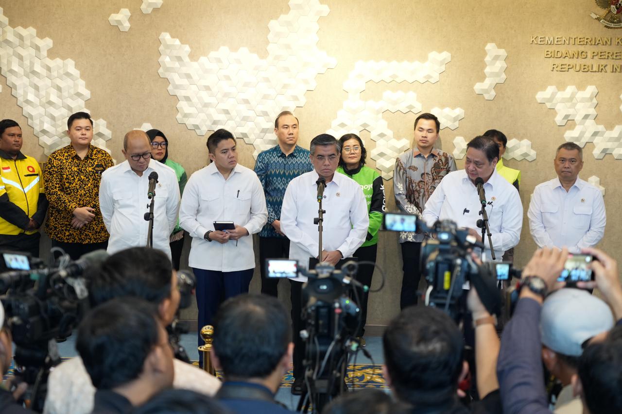 Menteri Koordinator Bidang Perekonomian Airlangga Hartarto saat menyampaikan keterangan terkait pencairan THR ASN 2026 di Jakarta.