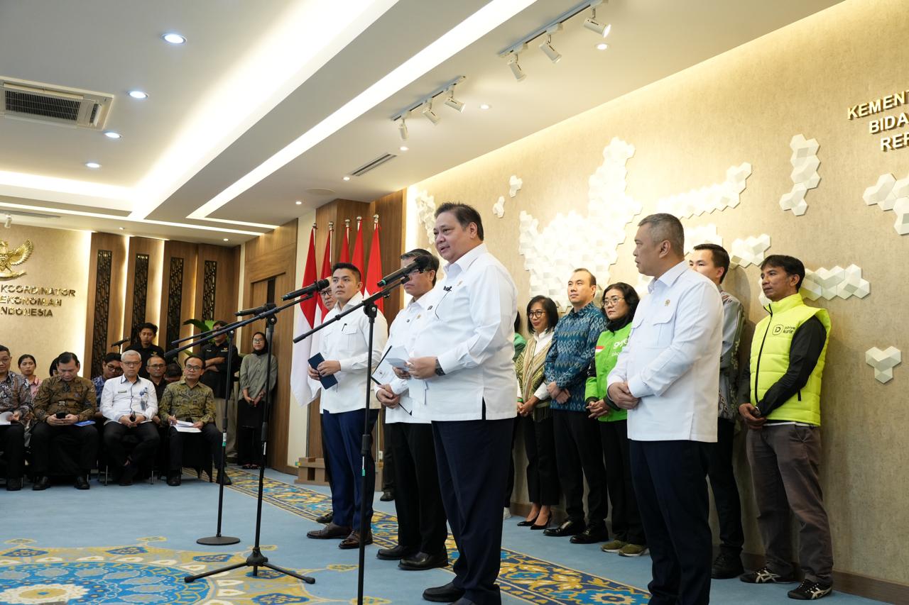 Menteri Koordinator Bidang Perekonomian Airlangga Hartarto saat menyampaikan keterangan soal kenaikan Bonus Hari Raya bagi pengemudi ojol dan kurir aplikasi di Jakarta.