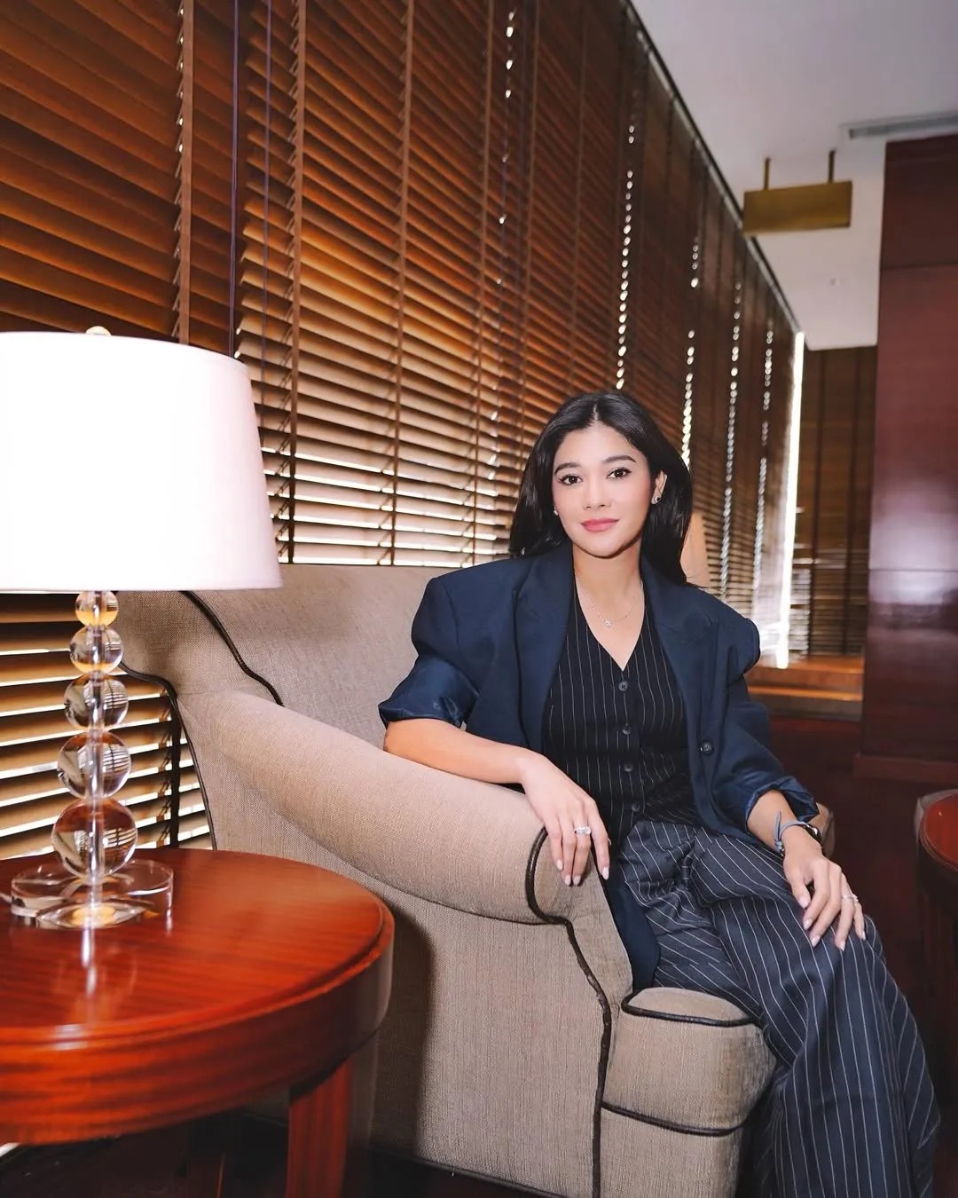 Naysilla Mirdad memilih menghabiskan waktu di rumah bersama enam anjing peliharaannya untuk mengatasi kejenuhan syuting stripping.