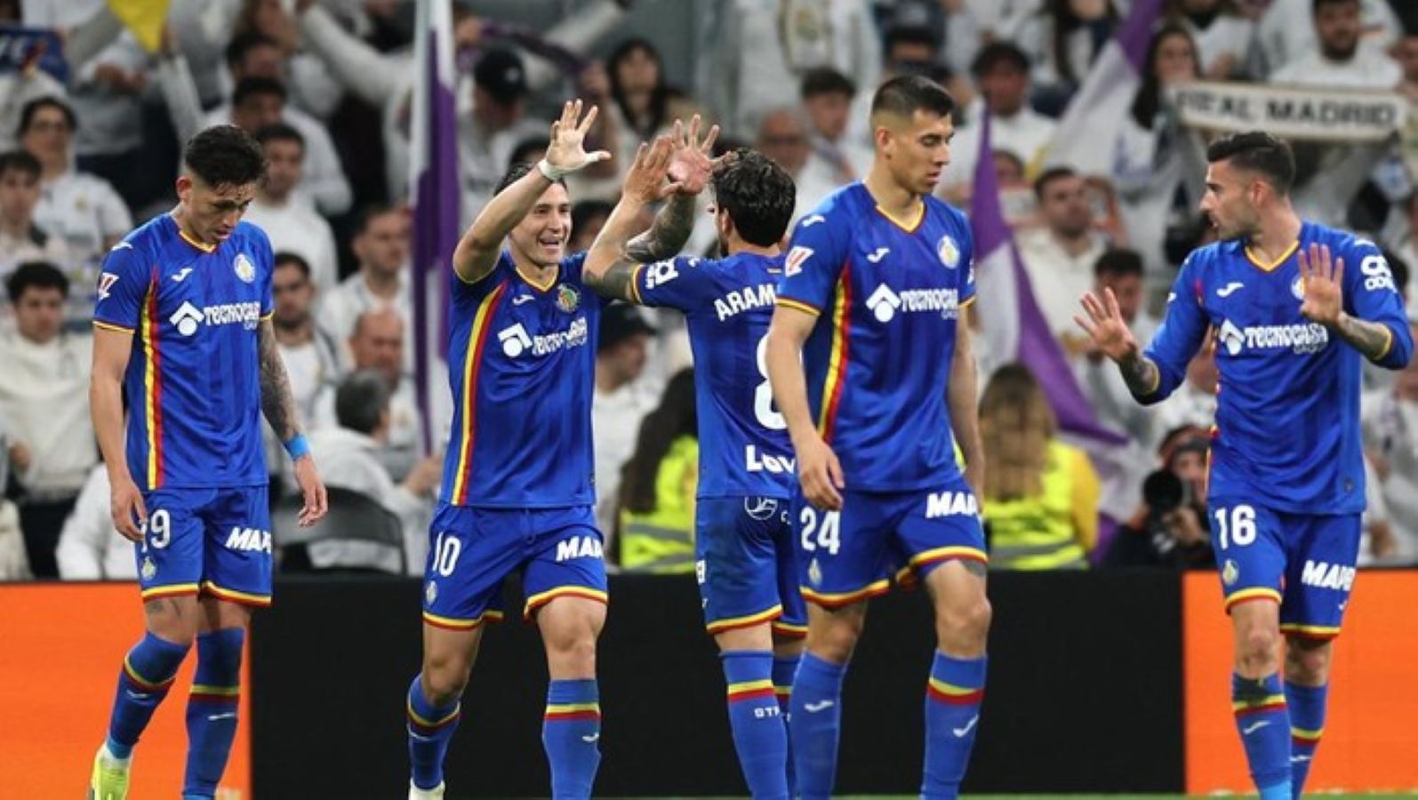 Pemain Getafe merayakan kemenangan 1-0 atas Real Madrid di Santiago Bernabeu, mengakhiri puasa 18 tahun tanpa kemenangan di kandang Los Blancos.