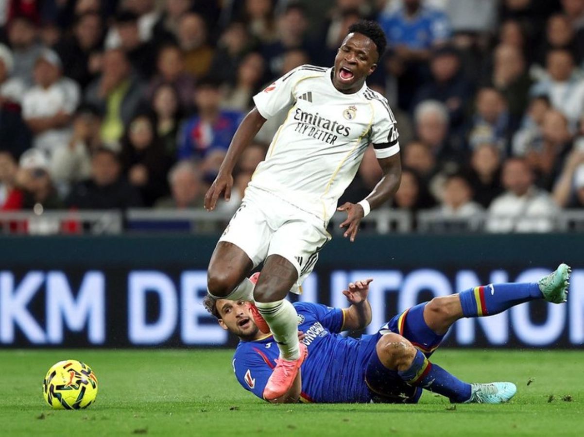 Pemain Real Madrid berebut bola dengan pemain Getafe di Santiago Bernabeu. Madrid kalah membuat jarak dengan Barcelona melebar menjadi empat poin.